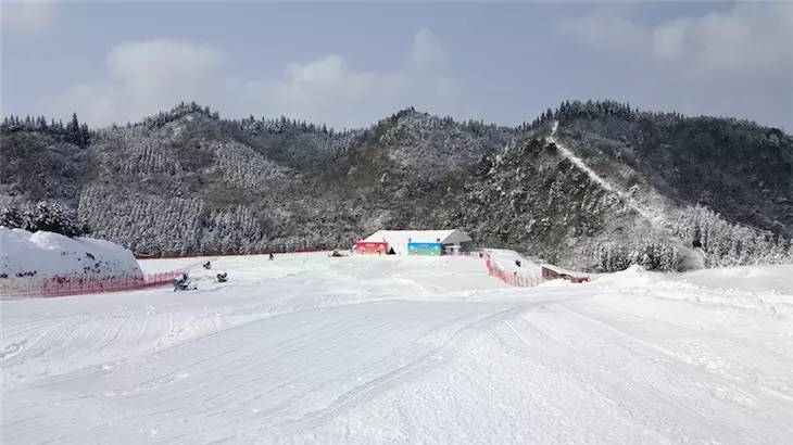 南天湖滑雪场的耍事同样多得不行,还引进了很多国际领先的雪上娱乐