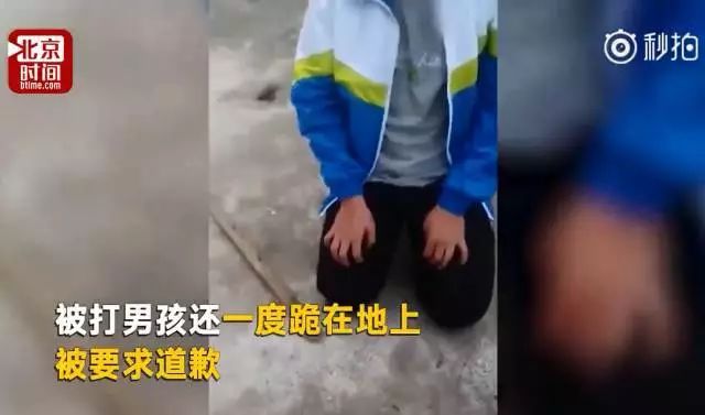 其中一名黑衣少年甚至把鞋子脱了下来,猛抽校服少年脸部!