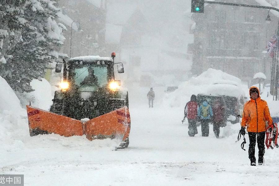 意大利遭大雪袭击 汽车被雪淹没