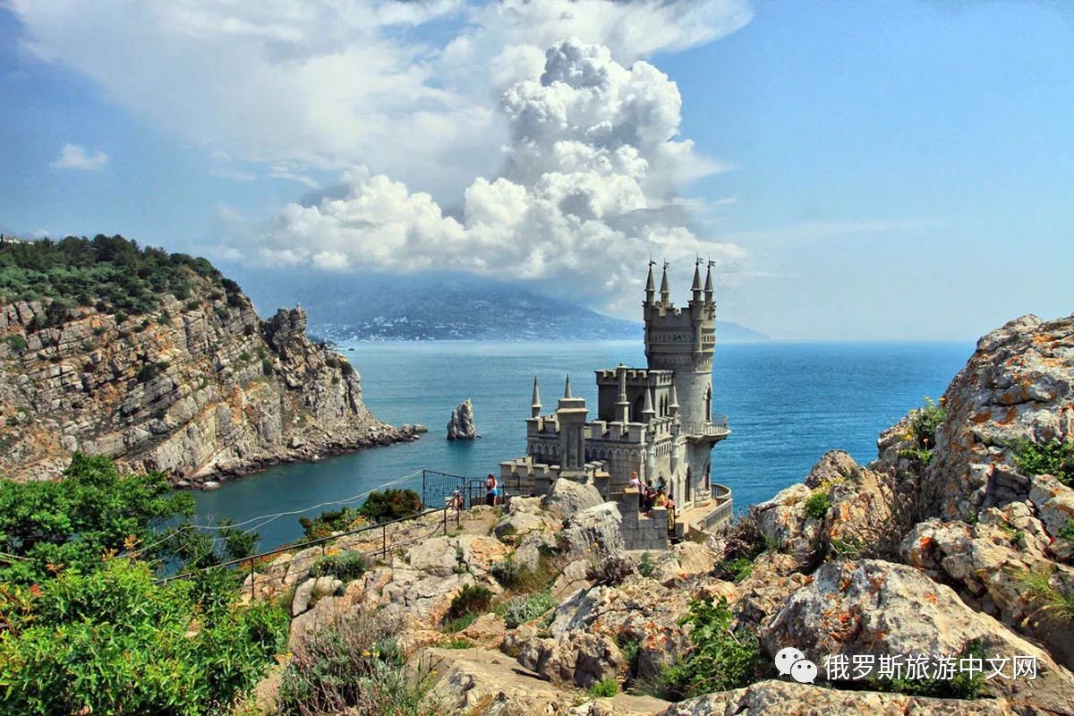 俄罗斯也有一个建在悬崖上的城堡，可媲美德国天鹅堡~