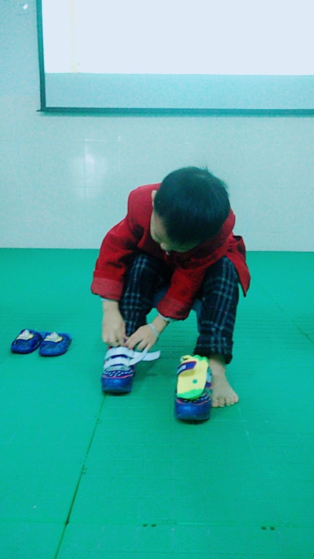 孩子们借此比赛认识自己的鞋子,通过穿鞋子比赛,锻炼幼儿的动手能力和