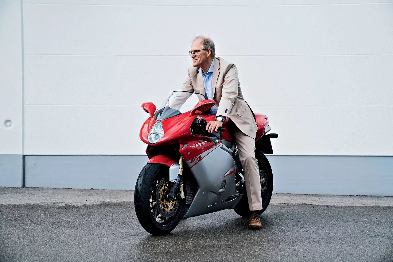 汽车 正文  andreas bovensiepen拥有一辆mv agusta f4 1000r摩托车和