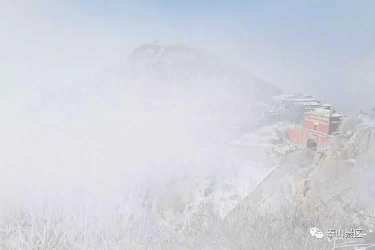 天门一长啸,万里风雪来仿佛,抚摸雪白的肌肤,聆听白亮的歌声呼吸呼吸