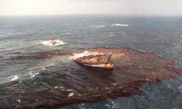 在法国布列塔尼附近触礁,从而酿成了世界上最严重的石油污染事件之一