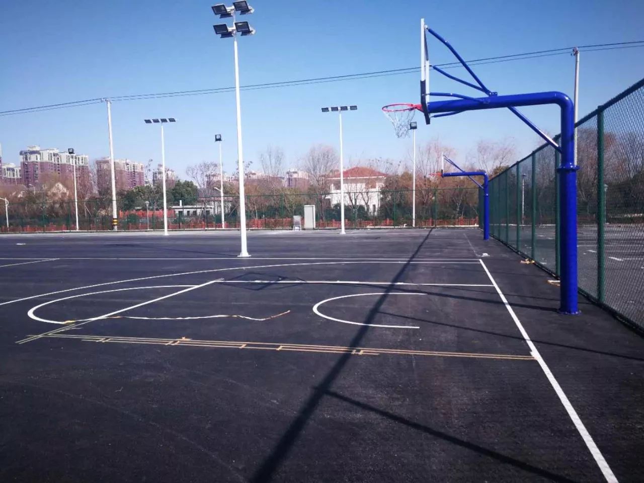 镜泊湖路边新建篮球场和顾村4处免费篮球场