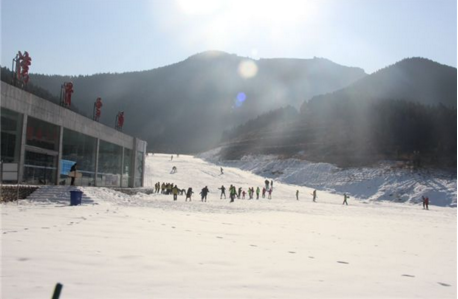 蟠龙山滑雪场坐落于蟠龙山森林公园北麓,位于济南国际赛马场内,济南