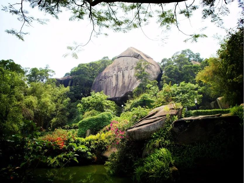 金榜公园西起金榜山,东至梧村山,北近厦禾路,南至金亭山,为厦门市区