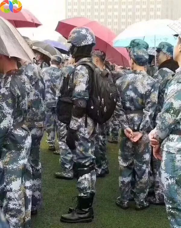 珠海某高校新生军训求雨又cos吃鸡,结果淋雨军训!