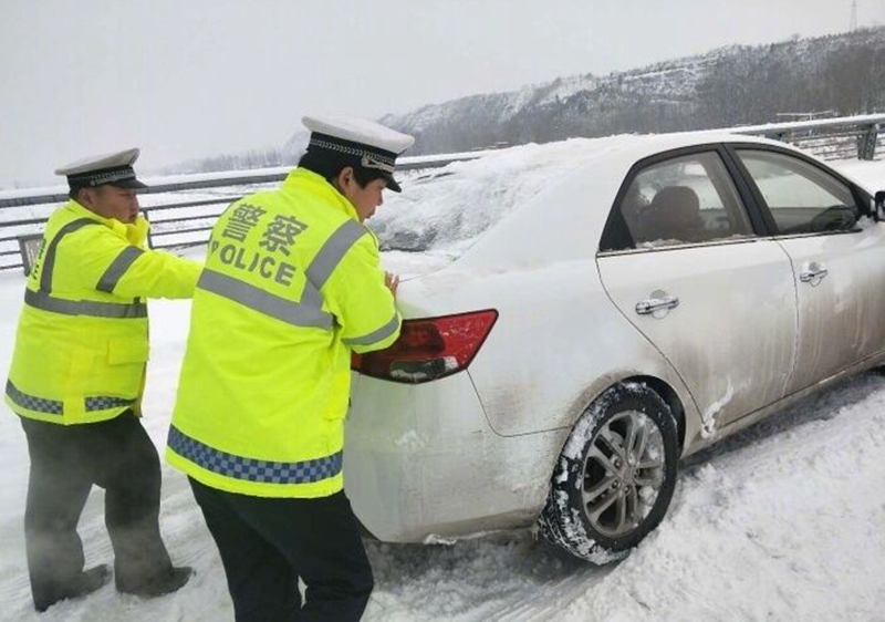 河南洛宁交警雪中帮推车车主感谢送锦旗