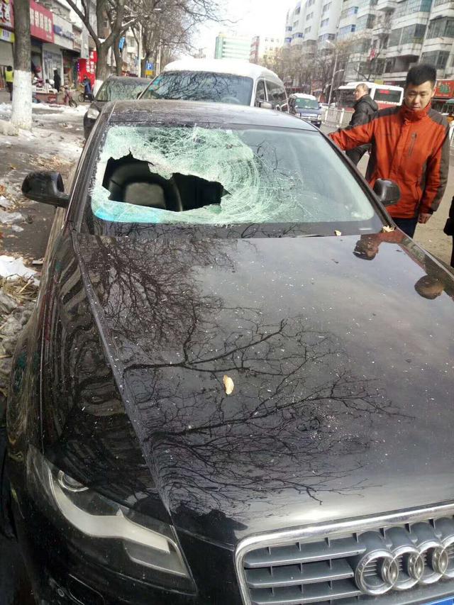 奥迪车停路边过夜 挡风玻璃被砸了个大窟窿