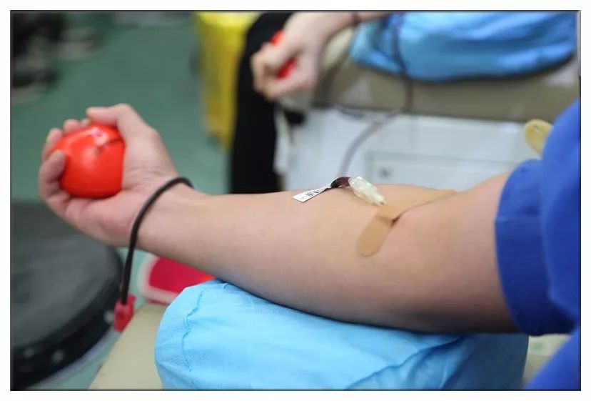 为避免献血者紧张 我们的护士会在 进针的时刻提醒不要看针头 并且在