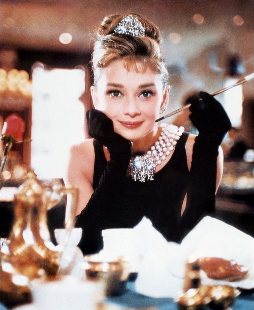 珍珠项链  赫本出演的电影《蒂凡尼的早餐》, 小黑裙 三层珍珠项链的