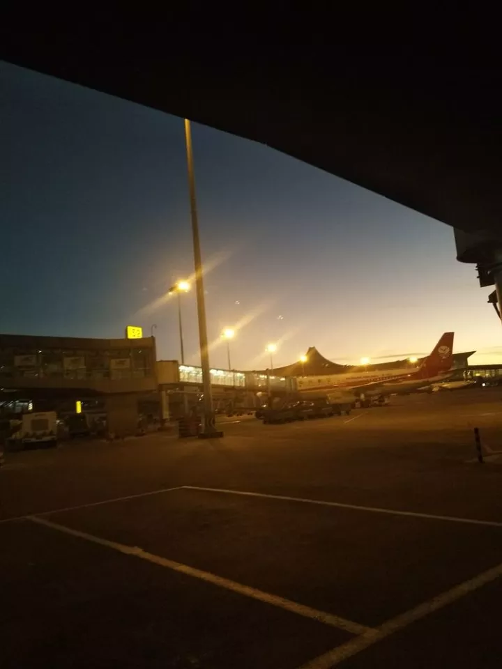 傍晚的飞机,窗外的昆明夜景美得如一幅画.