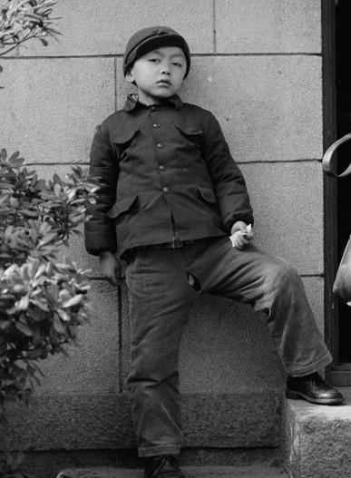 80年代中国历史老照片:图为80年代的一位小男孩,穿着皮鞋,戴着帽子