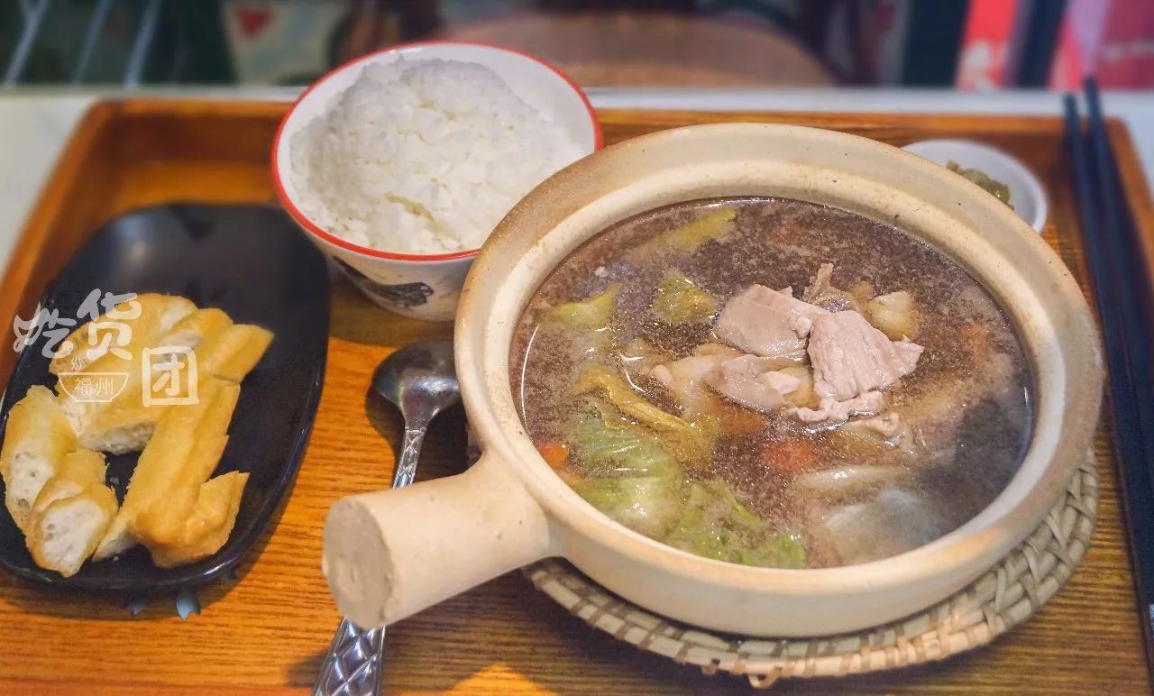 胡椒猪肚汤饭吸满酱汁的排骨更加有味道,再和着香喷喷的米饭一同食用