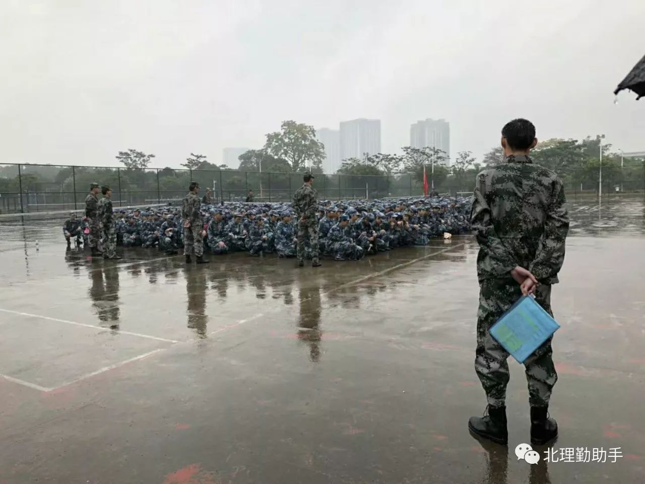 军训首日|轰轰烈烈求了雨,来看寒风中军训第一天