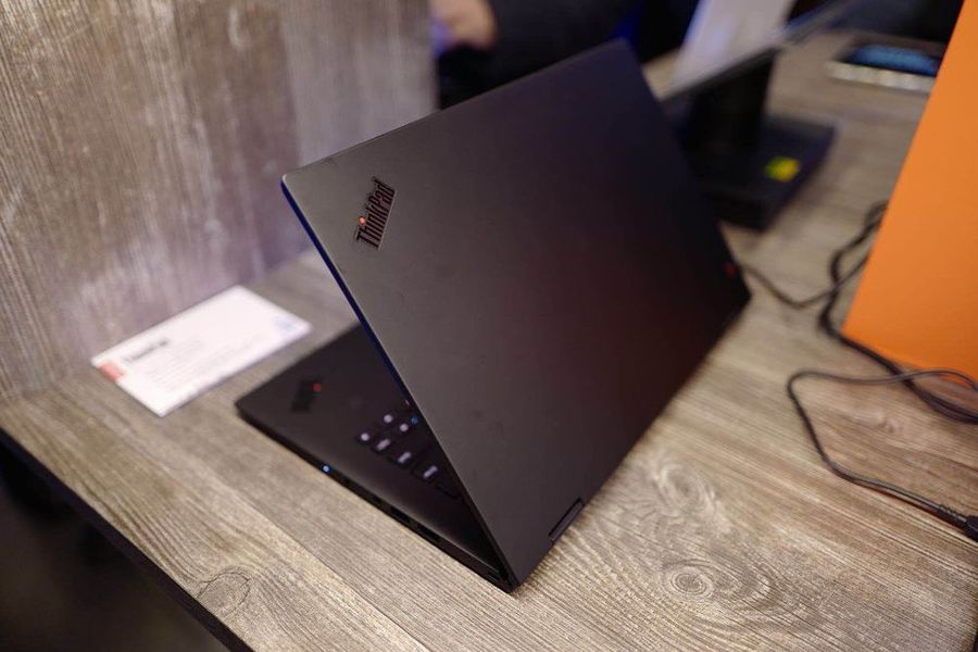 全新thinkpad x1 yoga 2018 ces现场上手图赏