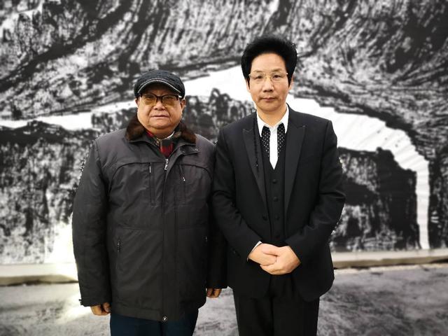 最后,来访人员参观了曾来德大画室,并赠送刘国华书法作品留念.