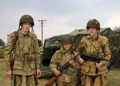 看过一些关于二战题材的影视和图片的小伙伴们对美国士兵不系钢盔带