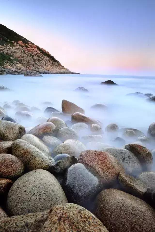 站山顶远眺,烟波浩渺的南海水天一色,浑然一体,山光水色奇特秀丽.