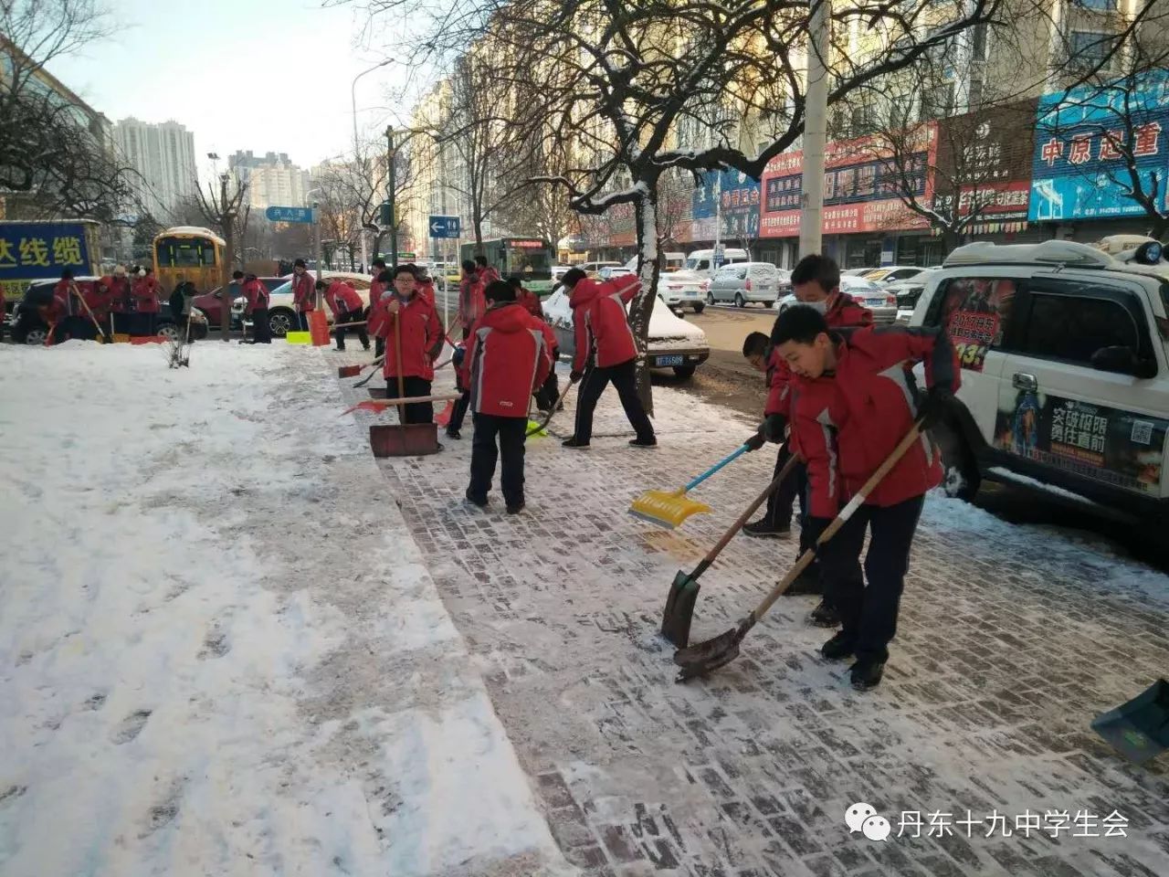 “ 迎创城 除积雪 美校园”十九中学生社会实践活动