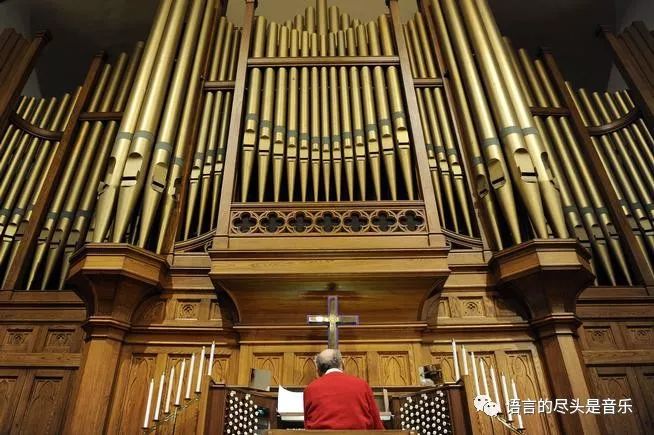 当你站在教堂里倾听管风琴的奏鸣,你就想当个古典乐迷