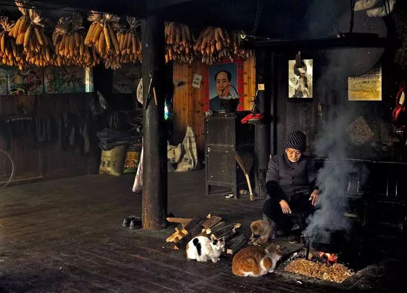 因为在火坑里烤火有着原始的味道,也有独特的感受