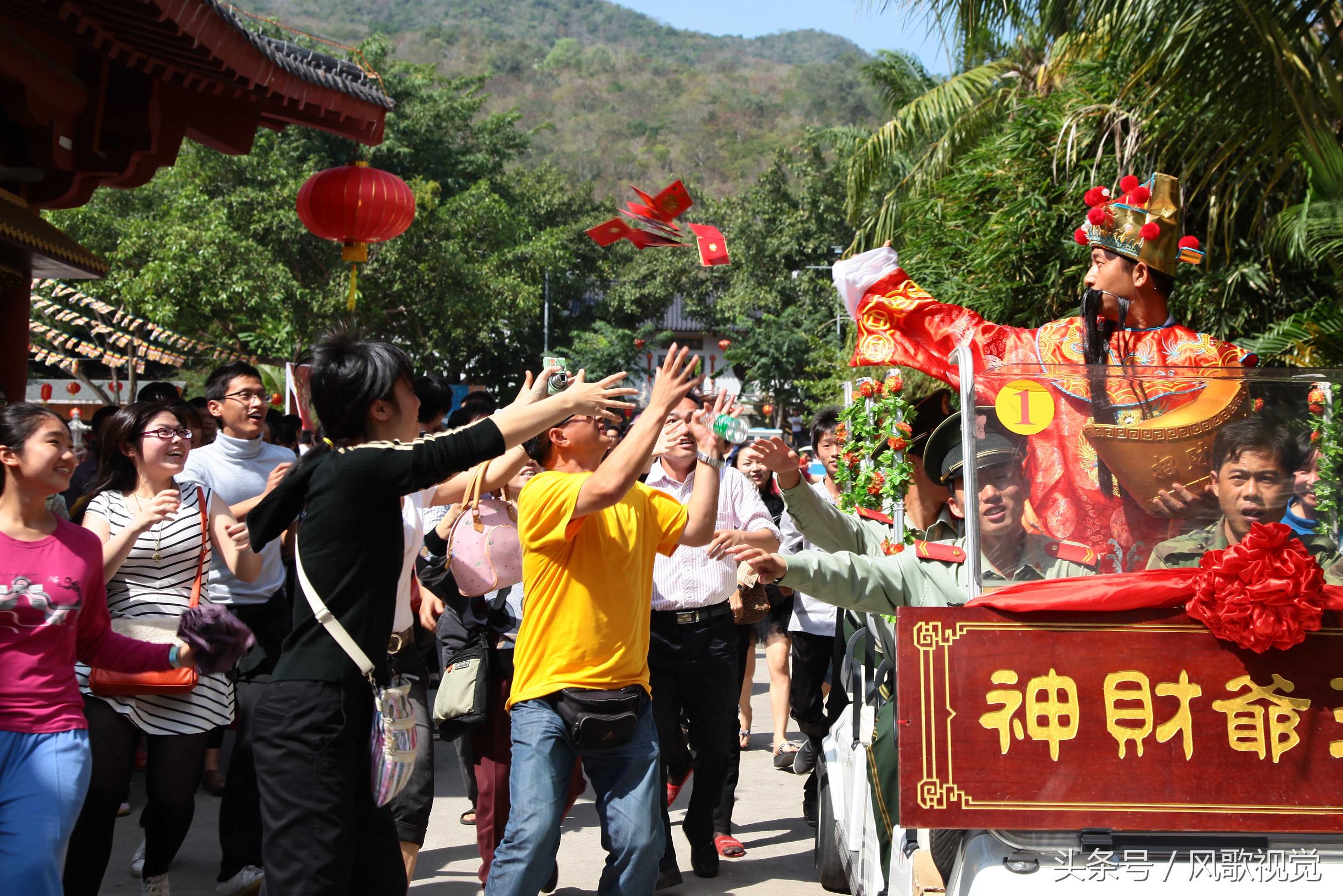 逛财神庙会"财神爷"派红包,正月初五迎财神讨个好兆头