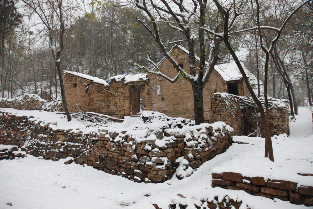 豫西小山村再看一眼雪景,像似回到了童年