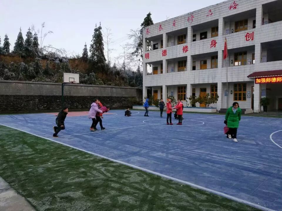 秀山县人大常委会主任吕英为学生发放防寒棉服 清溪场镇文柏小学