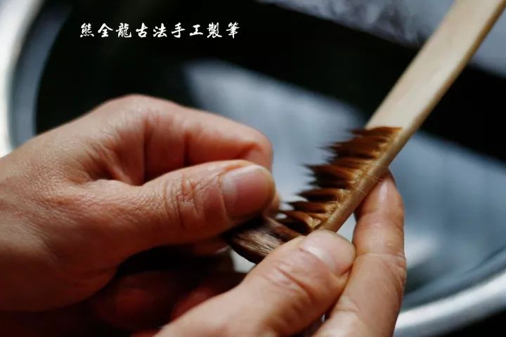 熊全龙师傅手工制作的毛笔,借钱都要买一套