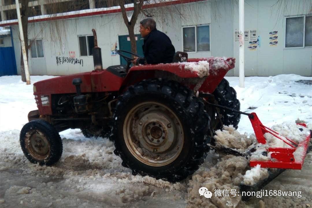 点赞!农民大哥将自家拖拉机改成除雪机,免费清雪几十里