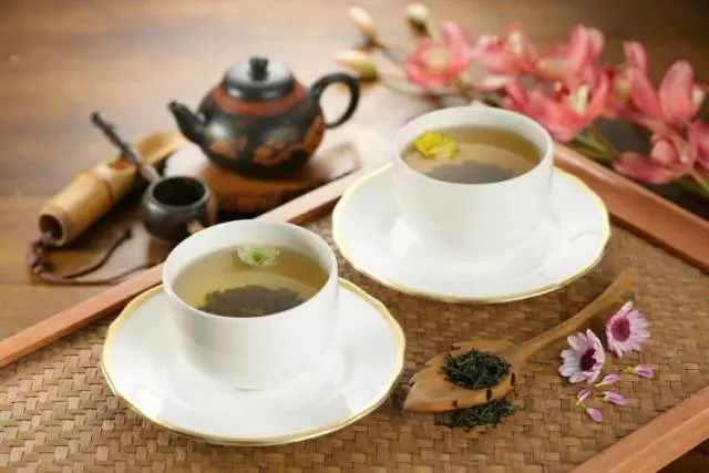 茶是生活中的乐趣, 也因为茶而悟着人生的许多道理.