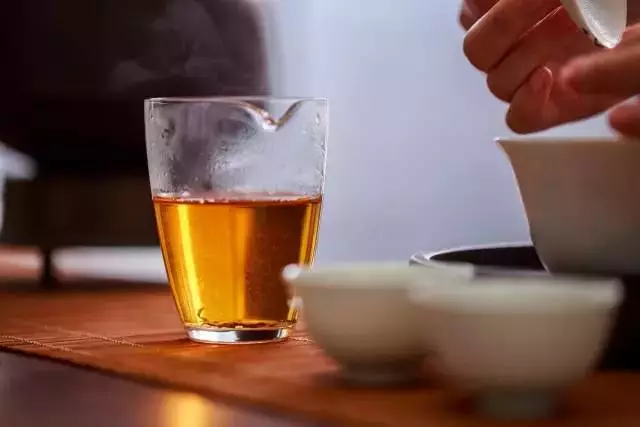 从茶学专业讲,"冷后浑"是指茶汤冷却后出现浅褐色或橙色乳状的浑浊