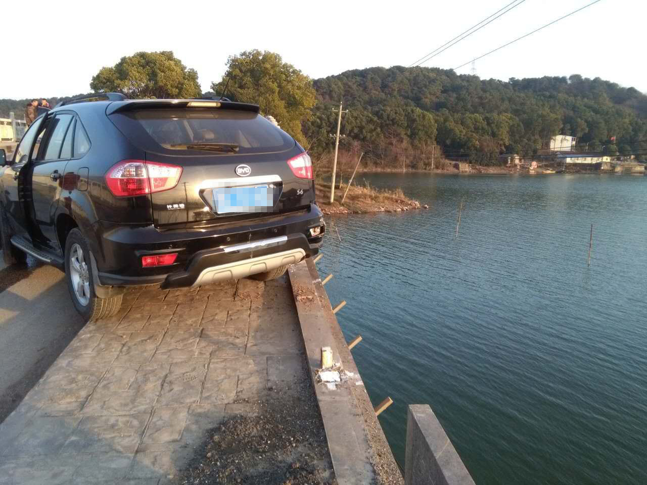 嘉鱼两车猛烈相撞,白湖桥的护栏都被撞断了!