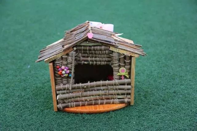 孩子们快乐的制作鸟窝 孩子们利用废旧材料,如泡沫板,铁皮盒制作鸟巢