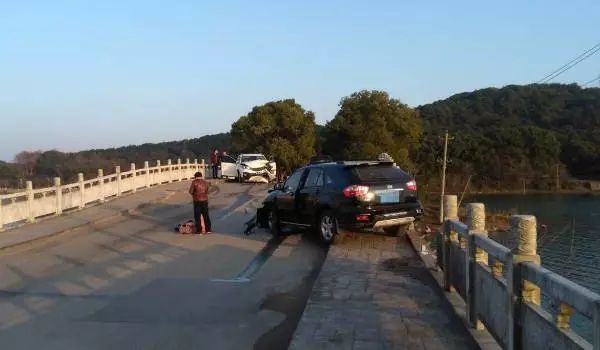 嘉鱼两车猛烈相撞,白湖桥的护栏都被撞断了!