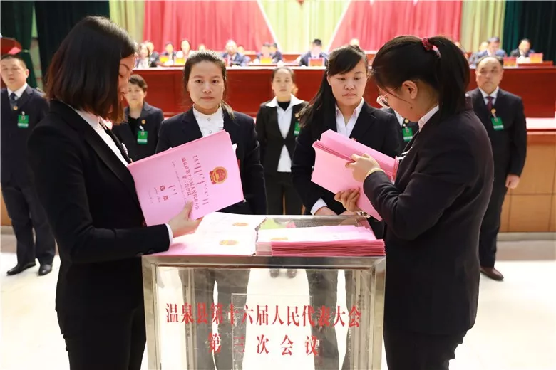 计票人员开箱清点选票,并在总监票人,监票人监督下到计票室计票