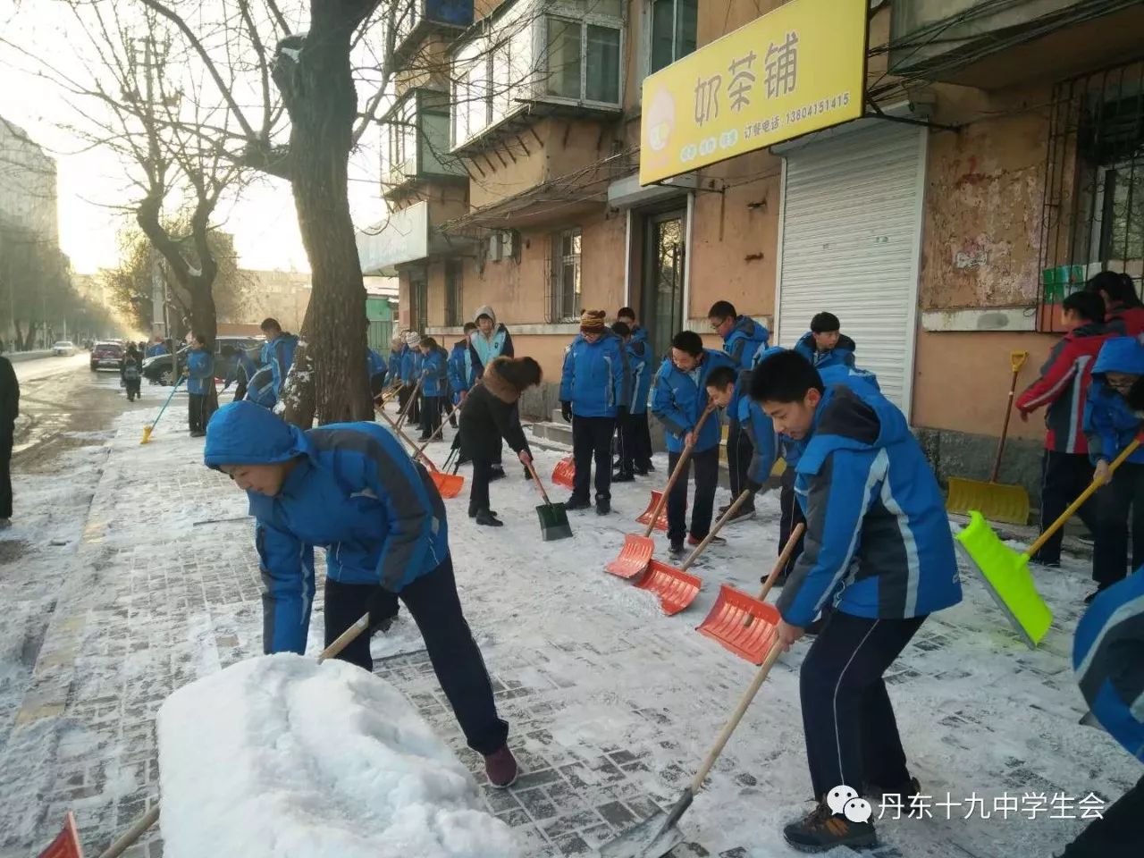 迎创城除积雪美校园十九中学生社会实践活动