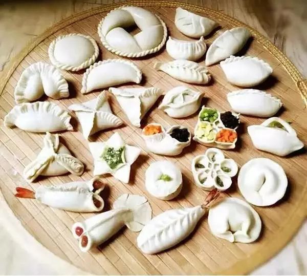 饺子的包法也可以形态各异,有波波饺,蛤喇饺,马蹄饺,元宝饺,月牙饺