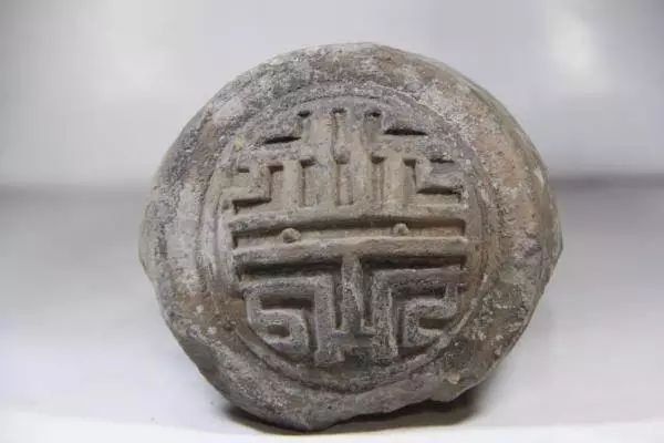 "禄"字纹瓦当,明代制作,"禄"字本意是古代官吏的"俸给",实际生活中被