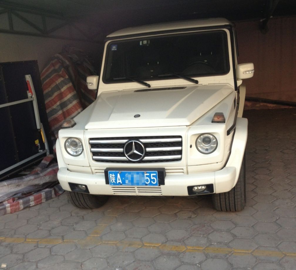 奔驰g55 amg,200多万的高性能越野车,煤老板们也喜欢较劲,你买100万的