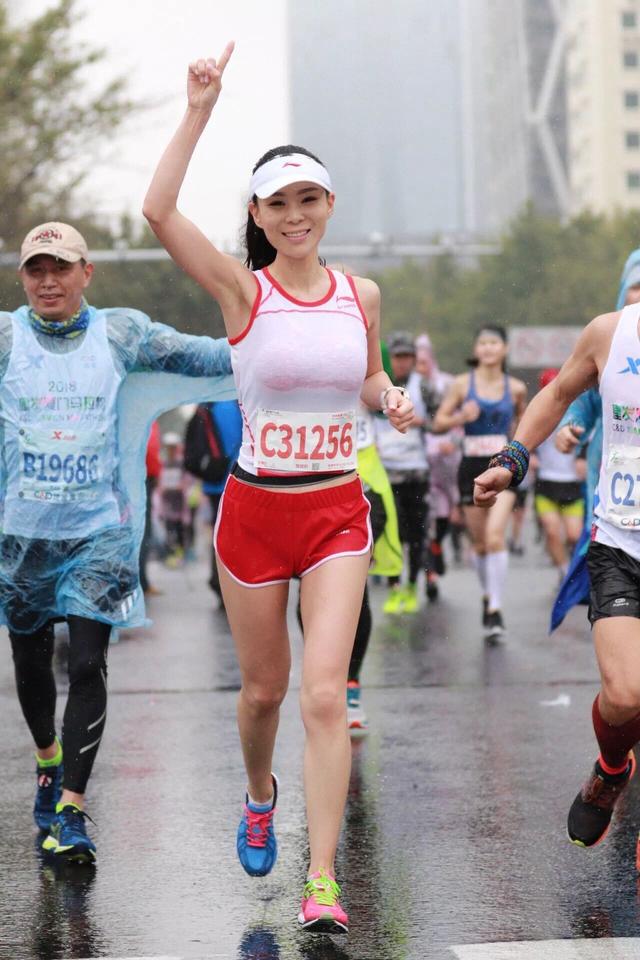 厦门马拉松冬雨中的女神黑猫的黑周玟杉