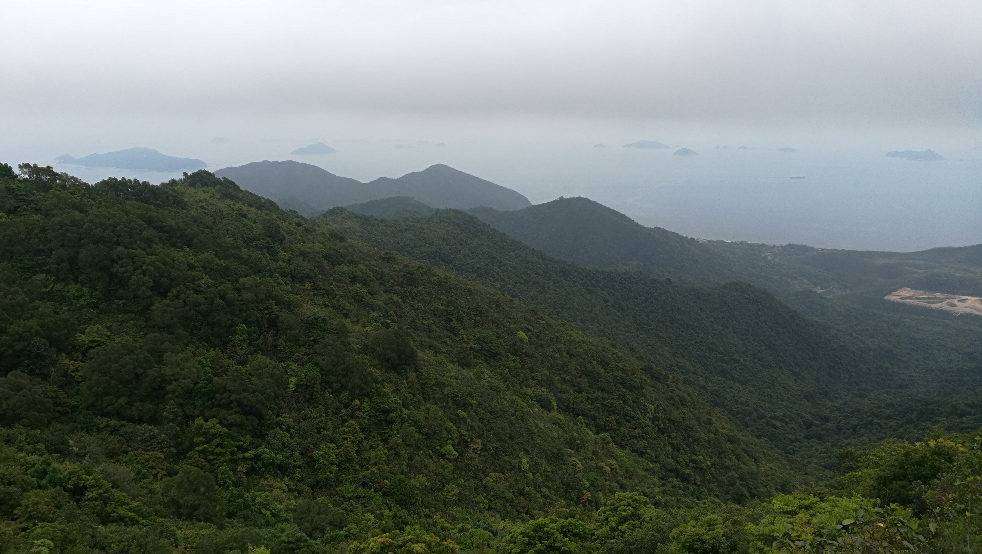 排牙山位于深圳市大鹏,海拔707米,该山三面环海