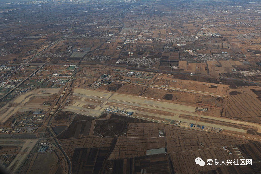 正在建设的四条跑道及一条军民两用跑道,新机场计划于2019年年底建成