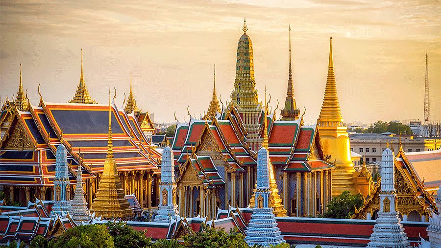 在 曼谷大皇宫玉佛寺的屋檐下瞻仰泰皇的威严,零距离接触泰国建筑的