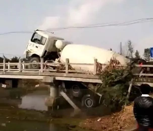 大货车把路压塌,把桥压塌的新闻 假如这石板路真的是被压塌的.