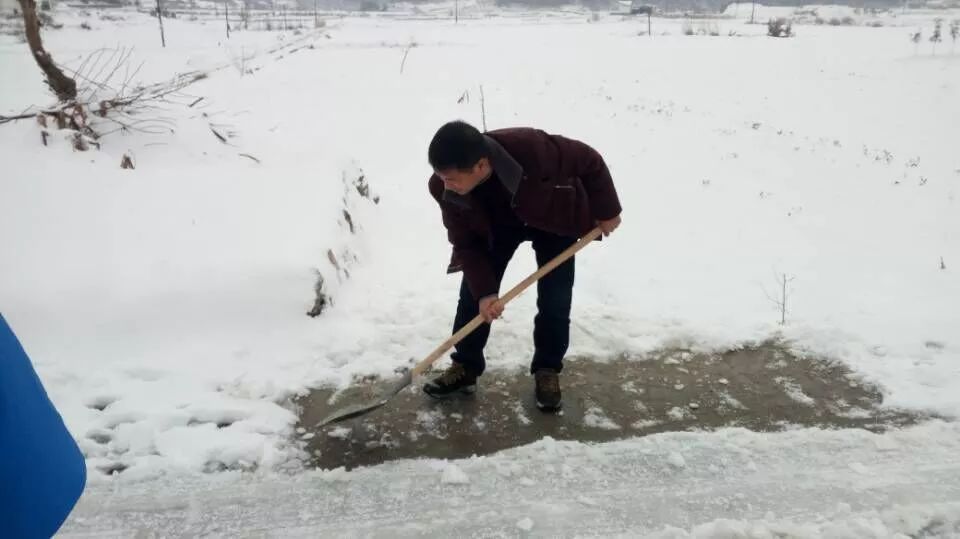 【暖新闻】为了她,百名村民上路扫雪,看完泪奔!