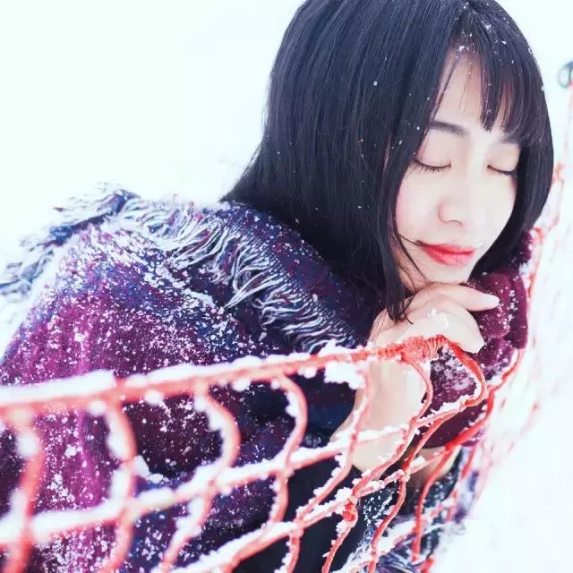 冬季下雪天美女的微信头像