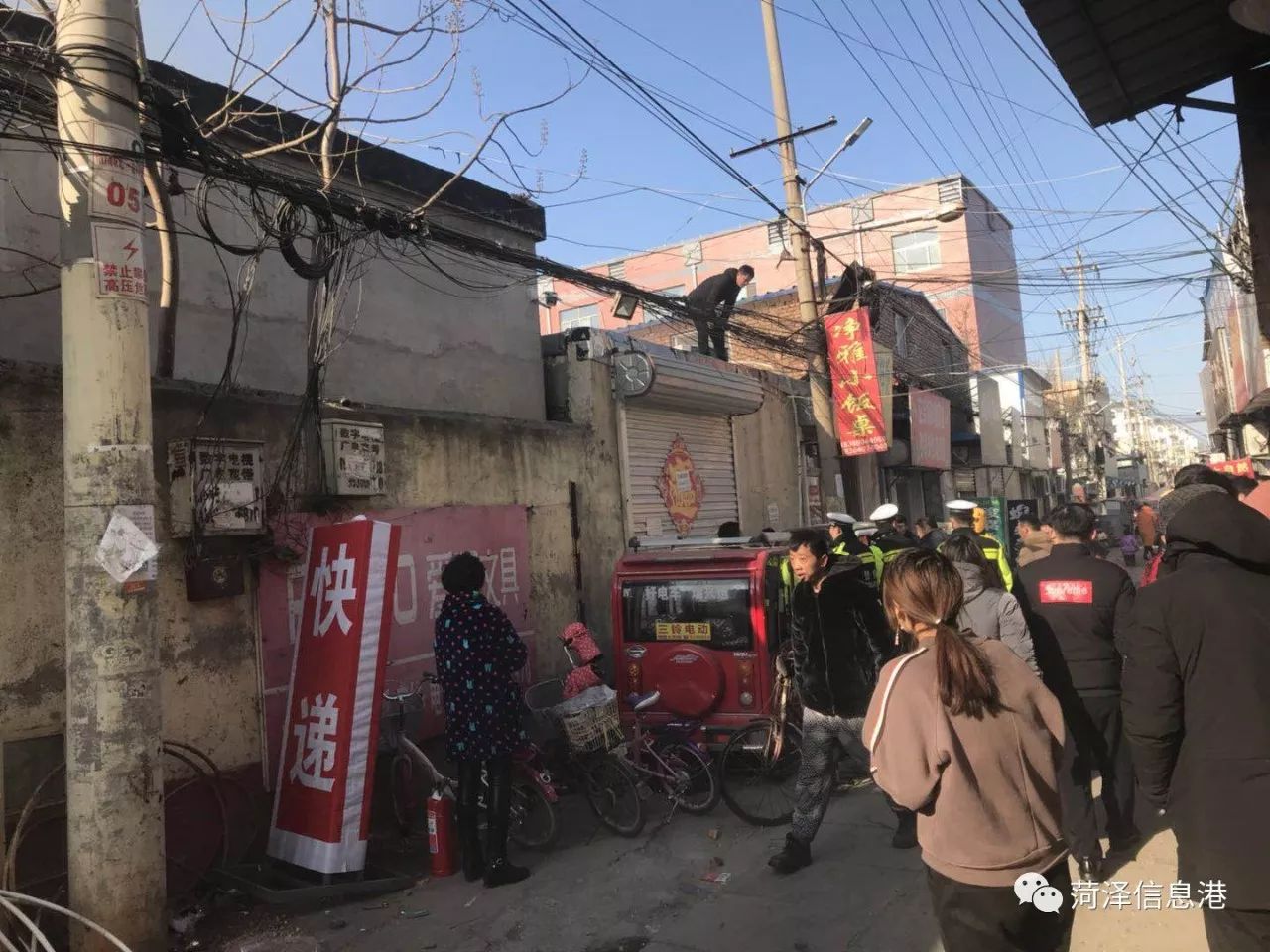 菏泽银座小胡同一住户家中失火,危急时刻,邻居们